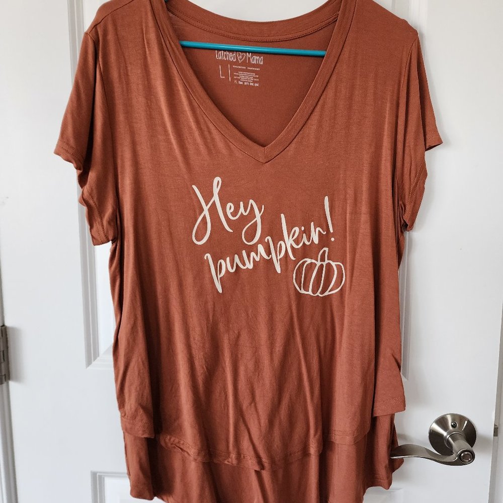 Latched Mama 'Hey Pumpkin' Short Sleeve V-Neck Tee - Rust with Cream Print